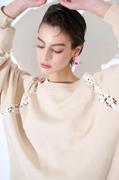 Hot KIKISIX FELPA OVER CON INSERTI IN PIZZO AVORIO