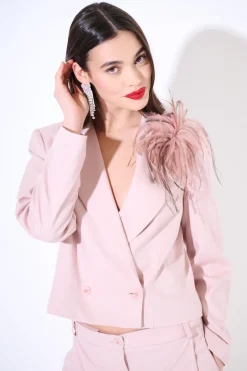 Clearance KIKISIX GIACCA CROP DOPPIO PETTO CON SPILLA PIUME TERRA