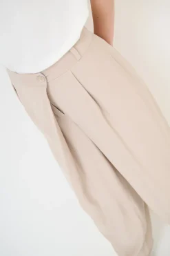 Clearance KIKISIX PANTALONE CARROT CON CINTURINO RIGA SABBIA