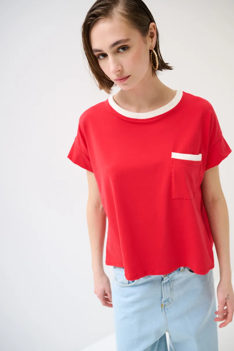 New KIKISIX T-SHIRT CON PROFILI COSTINA E TASCA ROSSO/PANNA